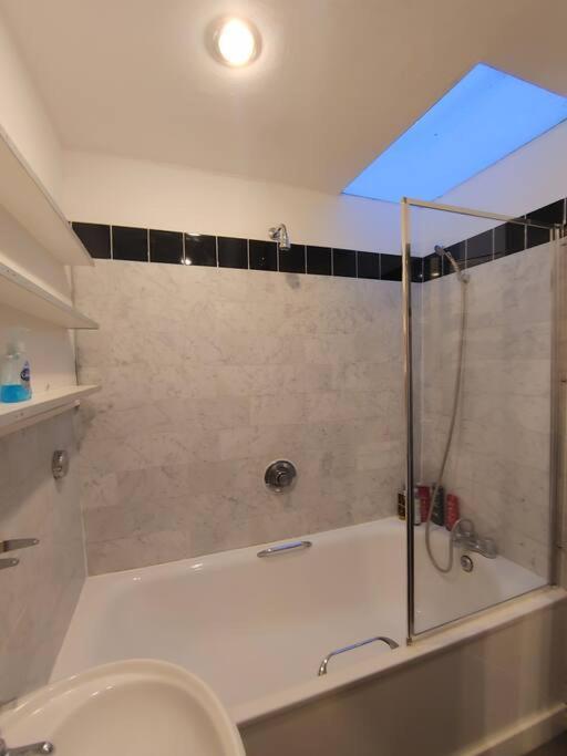 Stylish Apartment Near Carnaby Street, Sleeps 4. Londýn Exteriér fotografie