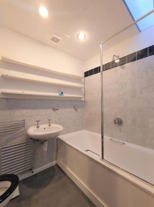 Stylish Apartment Near Carnaby Street, Sleeps 4. Londýn Exteriér fotografie